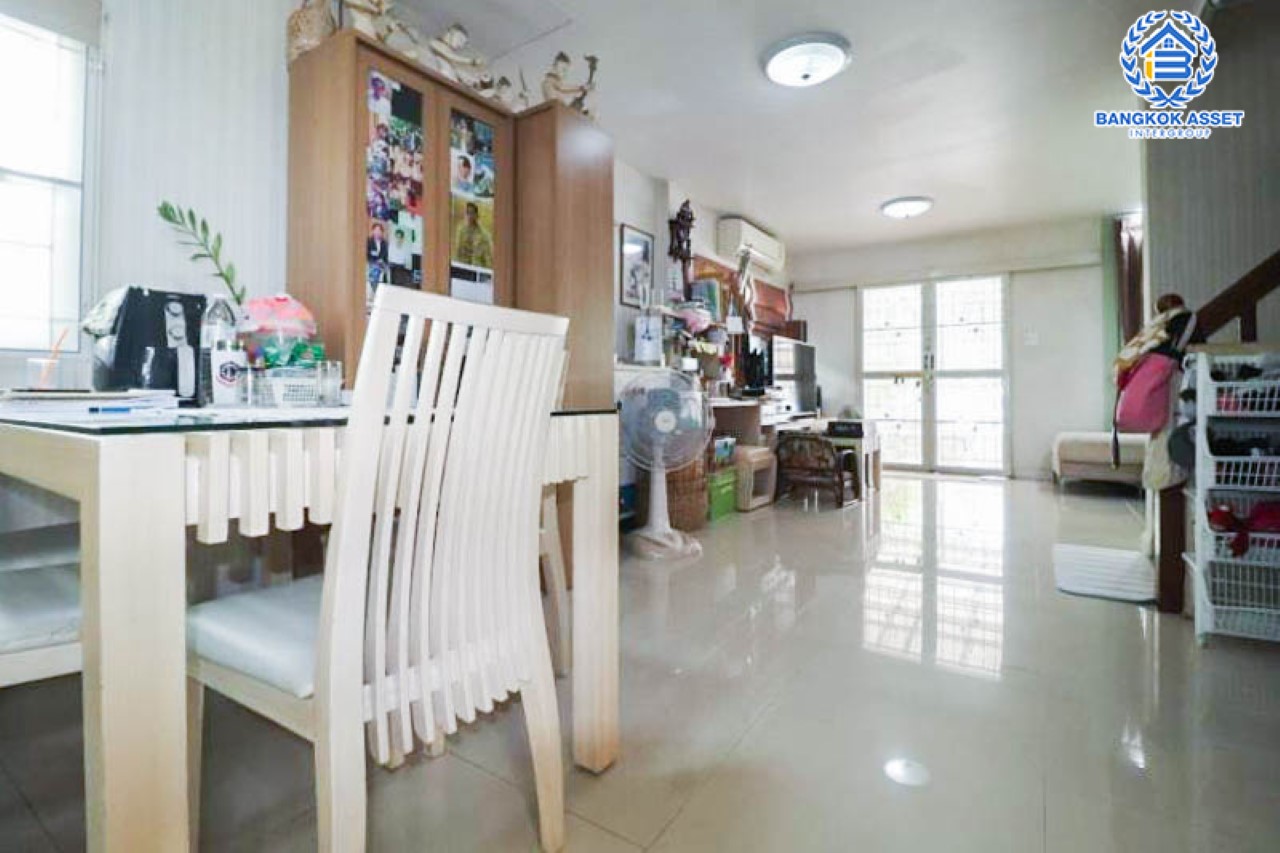 *****บ้านแฝดมือสอง ม.ชวนชื่นกรีนพาร์ค คู้บอน เนื้อที่กว้างขวางมากถึง 37.1 ตร.ว. ฟังก์ชัน 3 ห้องนอน 2 ห้องน้ำ จอดรถได้ 2 คัน บ้านสวย พร้อมเข้าอยู่ได้ทันที! ตั้งบนทำเลแห่งการเดินทาง ใกล้รถไฟฟ้าสายสีชมพู "สถานีคู้บอน" จุดขึ้นทางด่วน "รามอินทรา-เอกมัย" และแฟชั่นไอส์แลนด์